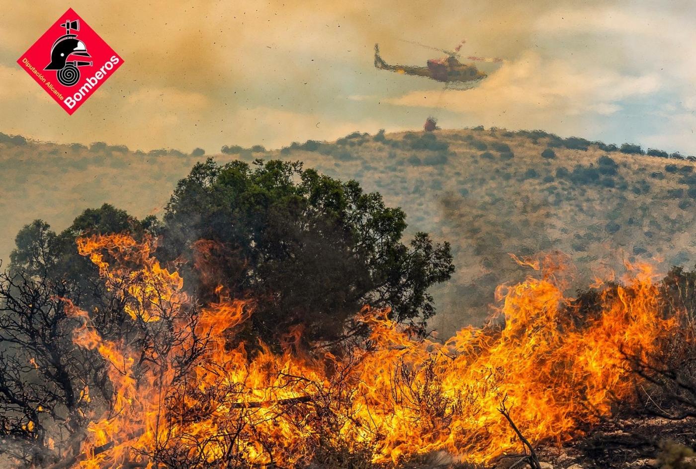 Extinguido el incendio de Alicante tras calcinar 185 hectáreas y afectar a la Font Roja