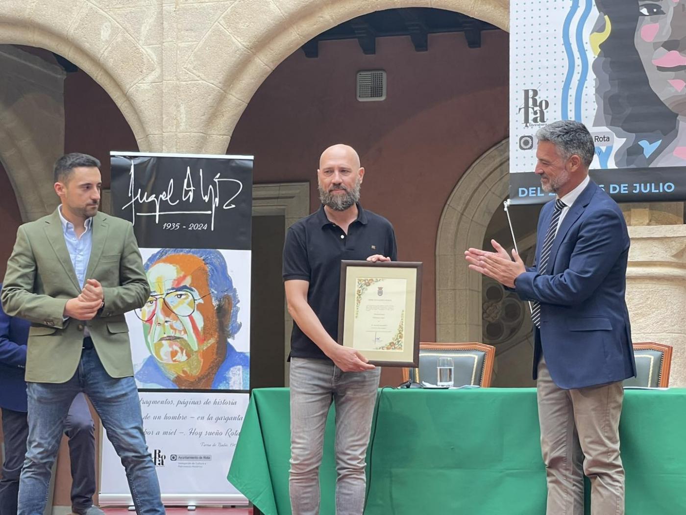 Javier Gilabert recibe el premio del XIII Certamen de Poesía 'Ángel García López'