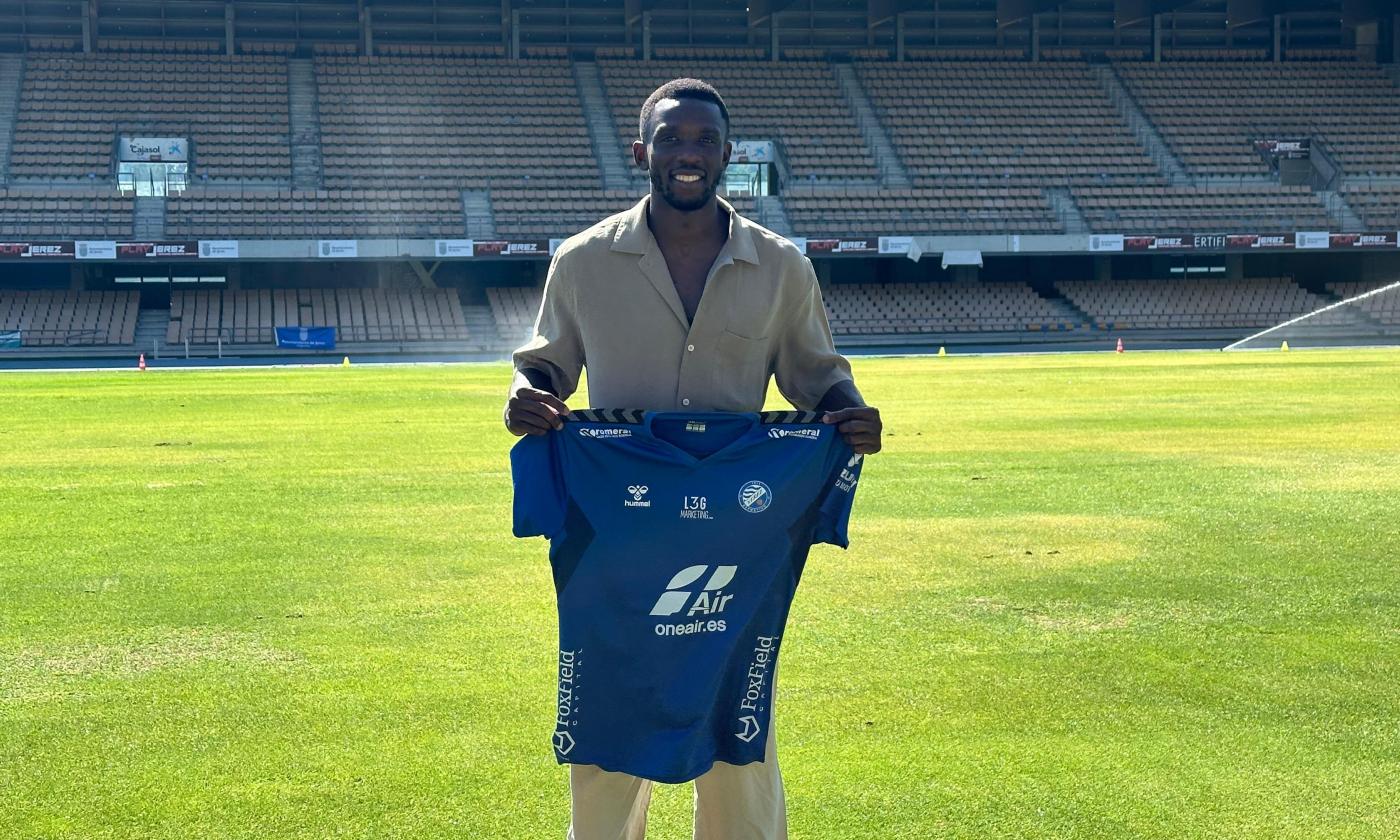 Emaná posa en Chapín con la camiseta de pretemporada del Xerez DFC. - Viva Jerez