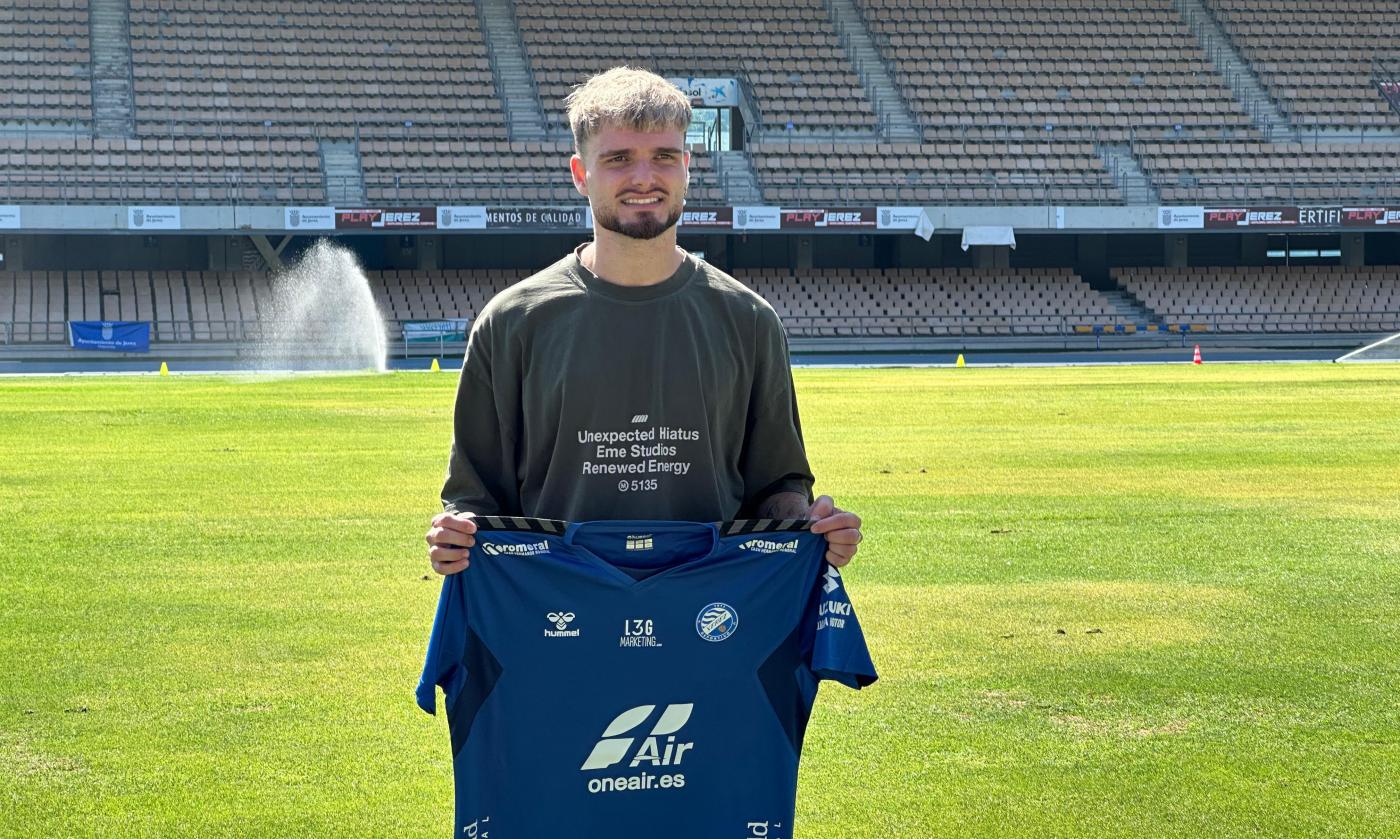 Ekiza posa con la camiseta de pretemporada del Xerez DFC. - Viva Jerez
