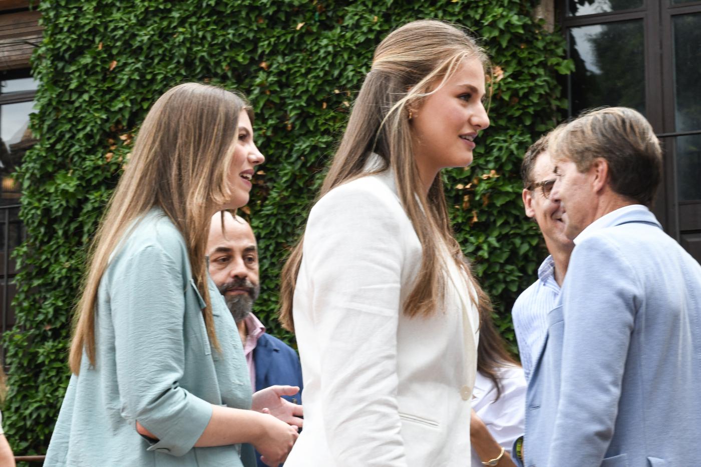 La Princesa Leonor y la Infanta Sofía, dos looks en contraste ideales y juveniles