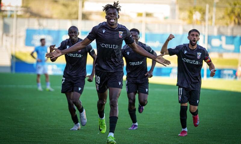 Moussa Sissokho celebra un gol con el Ceuta B. - AD Ceuta FC