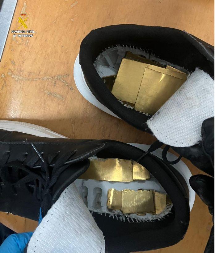 Láminas de oro en los zapatos en Algeciras. - AI