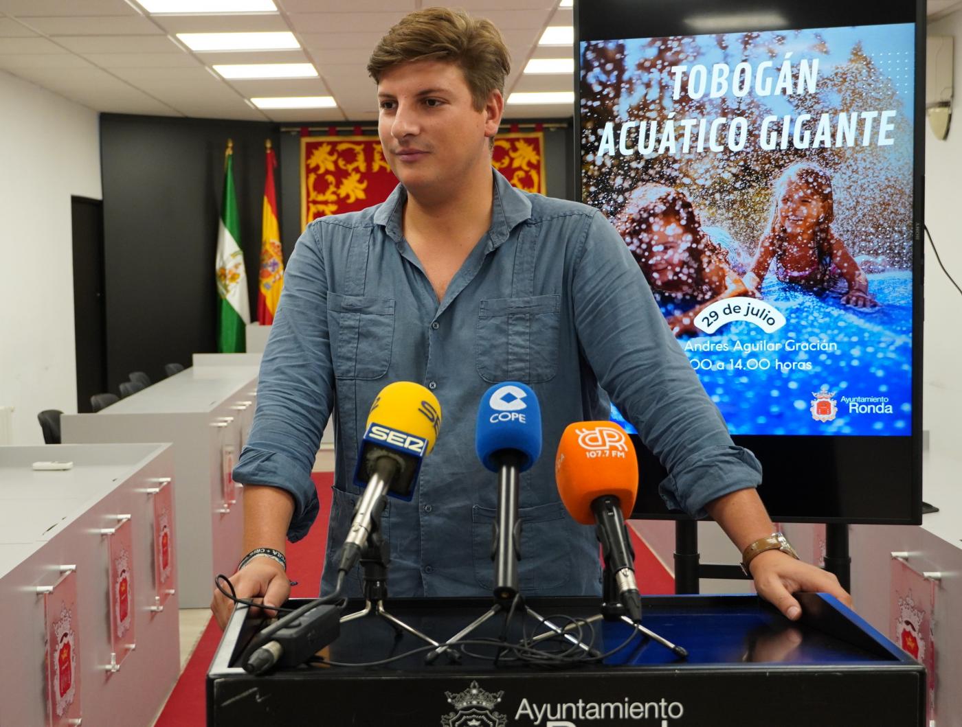Juventud montará un tobogán gigante acuático en la barriada San Rafael de Ronda