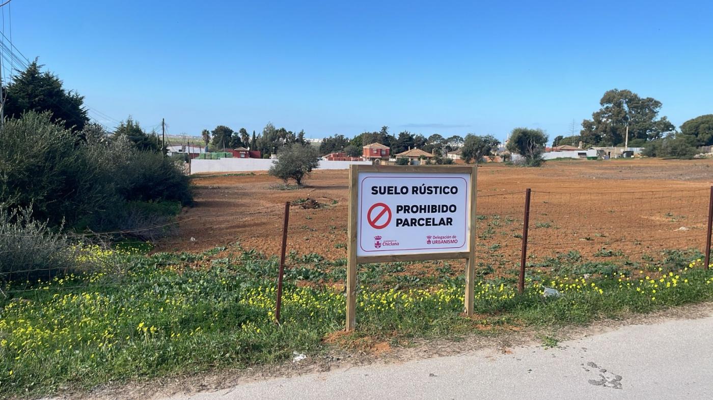 Urbanismo precinta en Chiclana una nueva parcelación sin licencia en suelo rústico