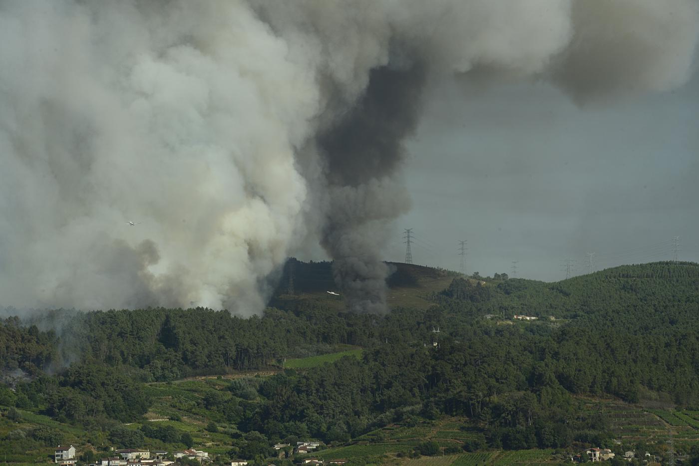 Vista del incendio desde Sampaio. - Europa Press.