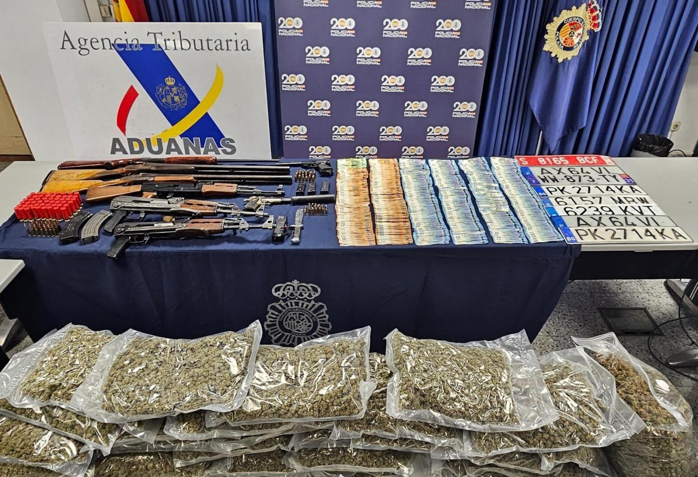 Imagen de la droga, armas y demás efectos. - Europa Press.