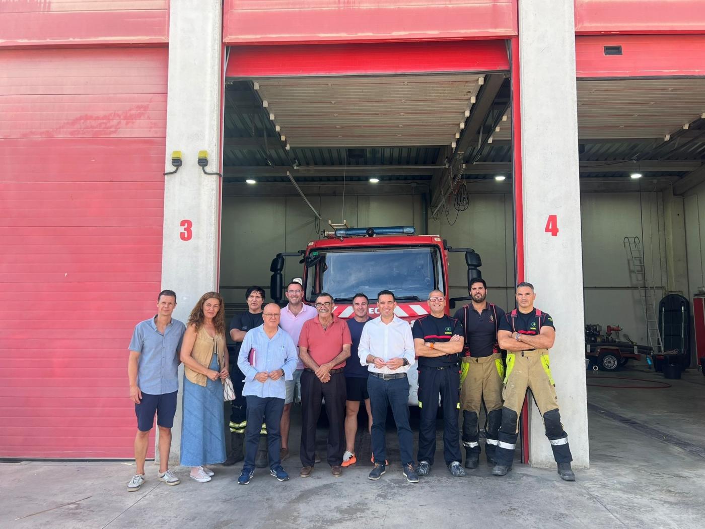 Gonzalo Domínguez visita el parque de bomberos de Santiponce para evaluar sus necesidades 