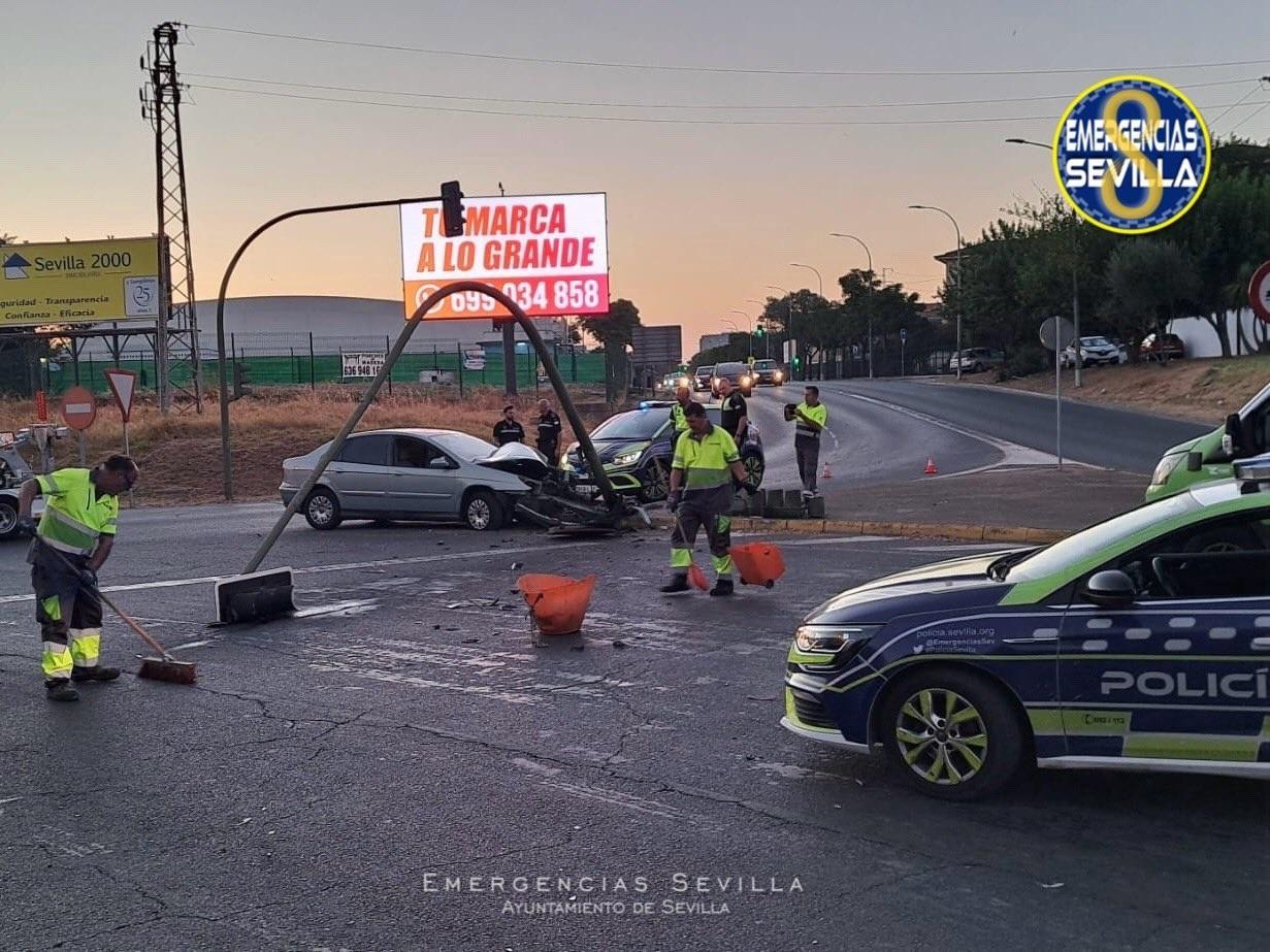 Buscan al conductor de un vehículo tras su colisión con un semáforo en Alcosa