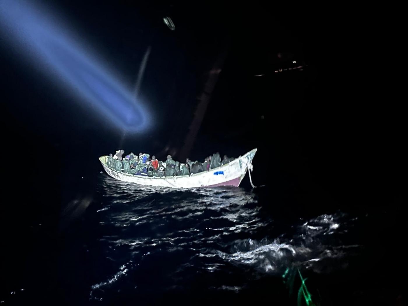Llegan a El Hierro 47 personas migrantes a bordo de un cayuco 