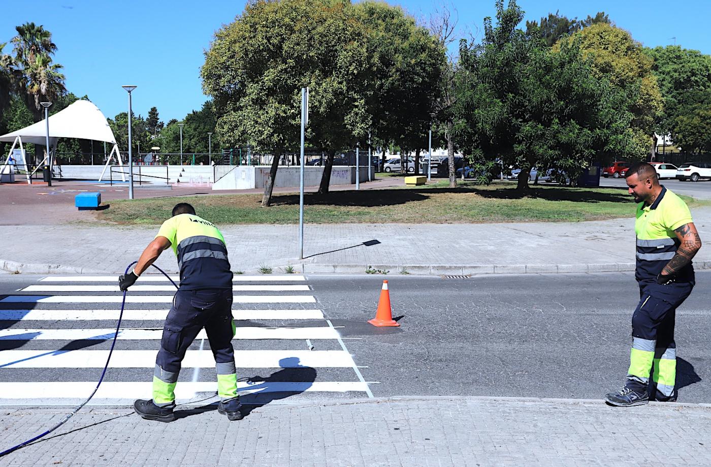 Pintando pasos de peatones en La Granja.  - Andalucía Información