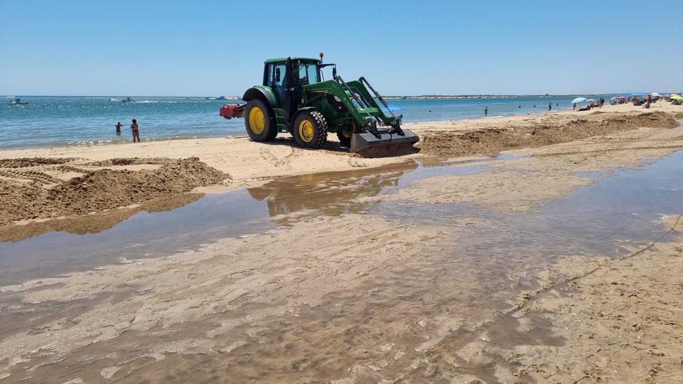 Operario trabajando en la fuga de un colector. - AYTO CARTAYA