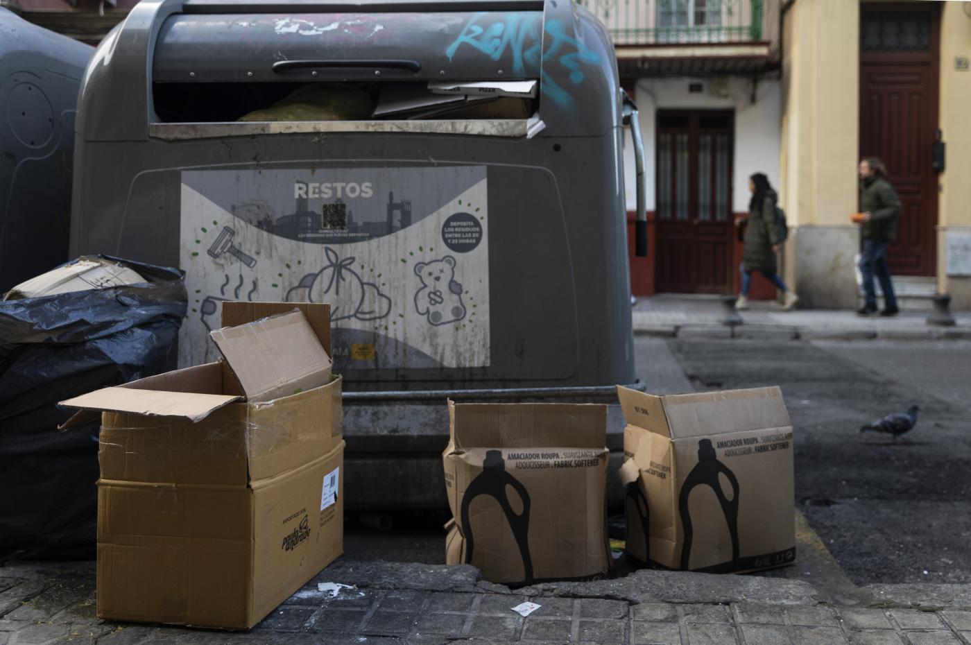 Más de dos mil denuncias por dejar basuras y muebles junto a los contenedores