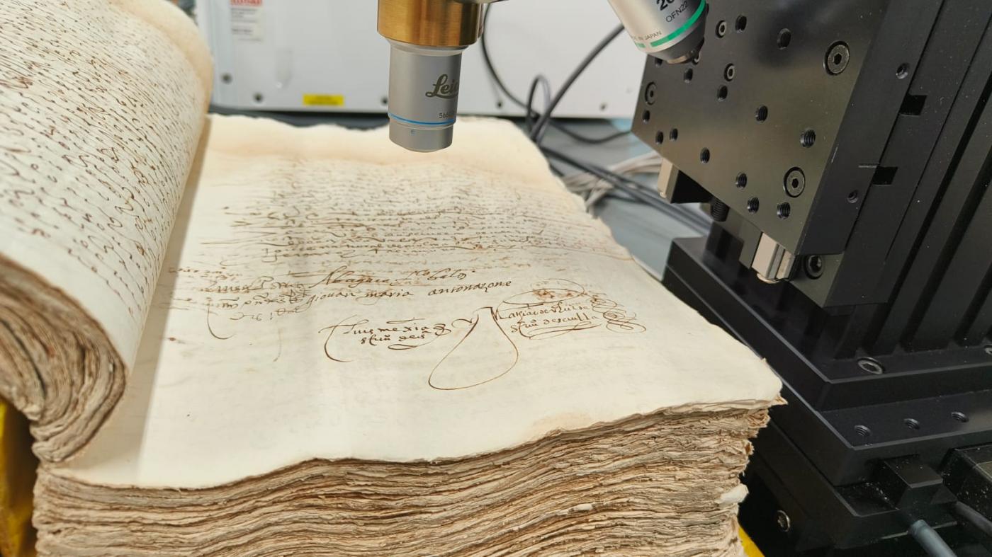 Láser para analizar la tinta de los documentos notariales