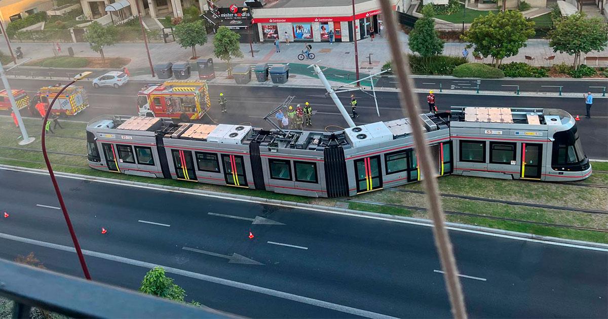 Suspendido el Metrocentro tras arder un tranvía al chocar con una catenaria 