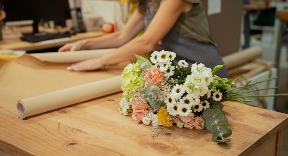 Ventajas de pedir flores a domicilio con floristerías locales. - 