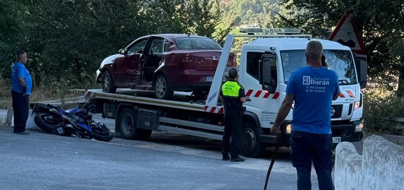 Dos heridos tras colisionar junto al colegio San Miguel de Arcos