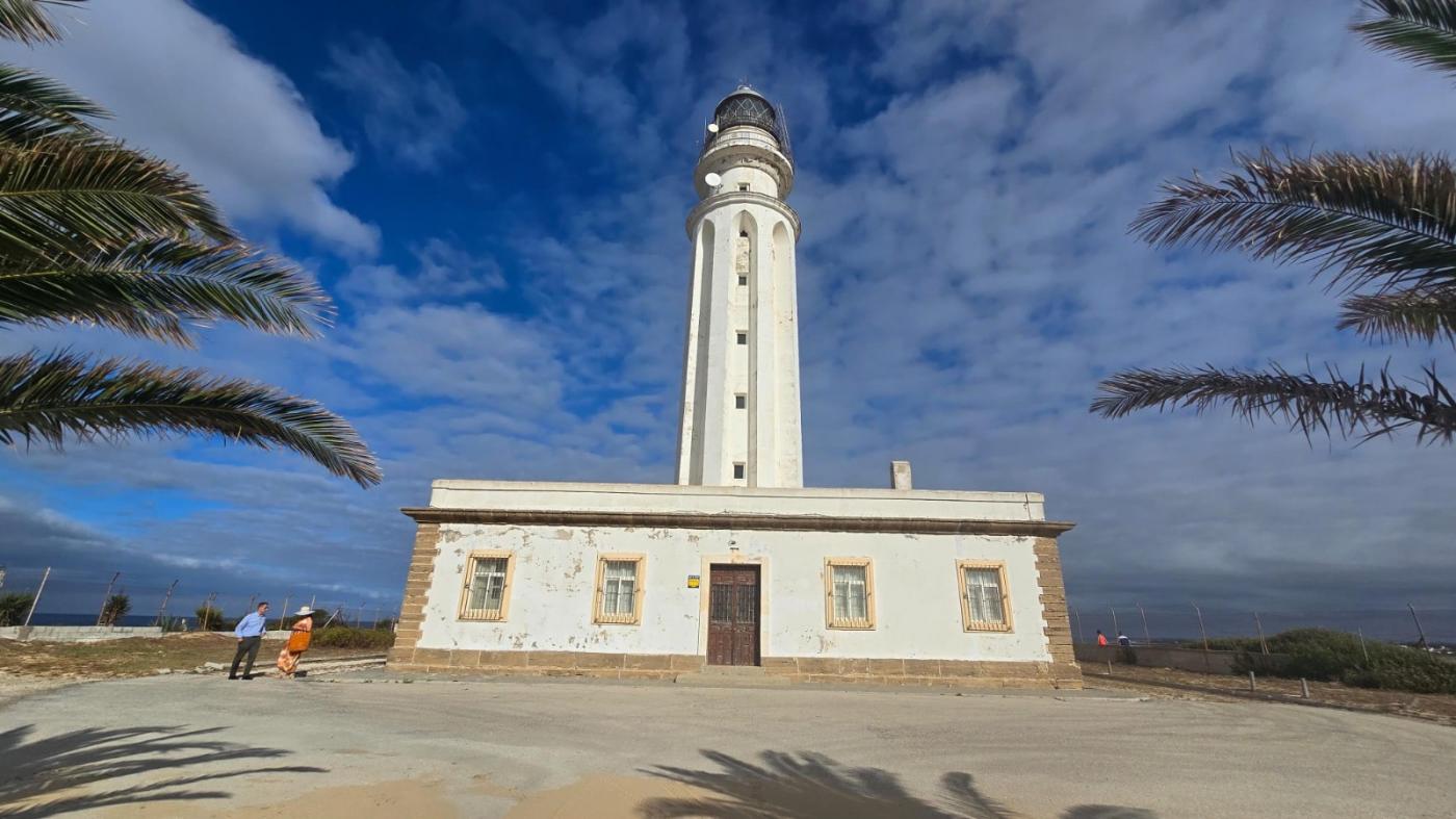 Julia Hawkins y John Behets exponen en el Faro de Trafalgar una muestra con mirada crítica