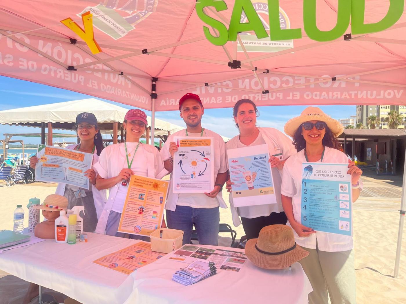 Campaña de sensibilización en las playas para informar sobre los riesgos del sol 