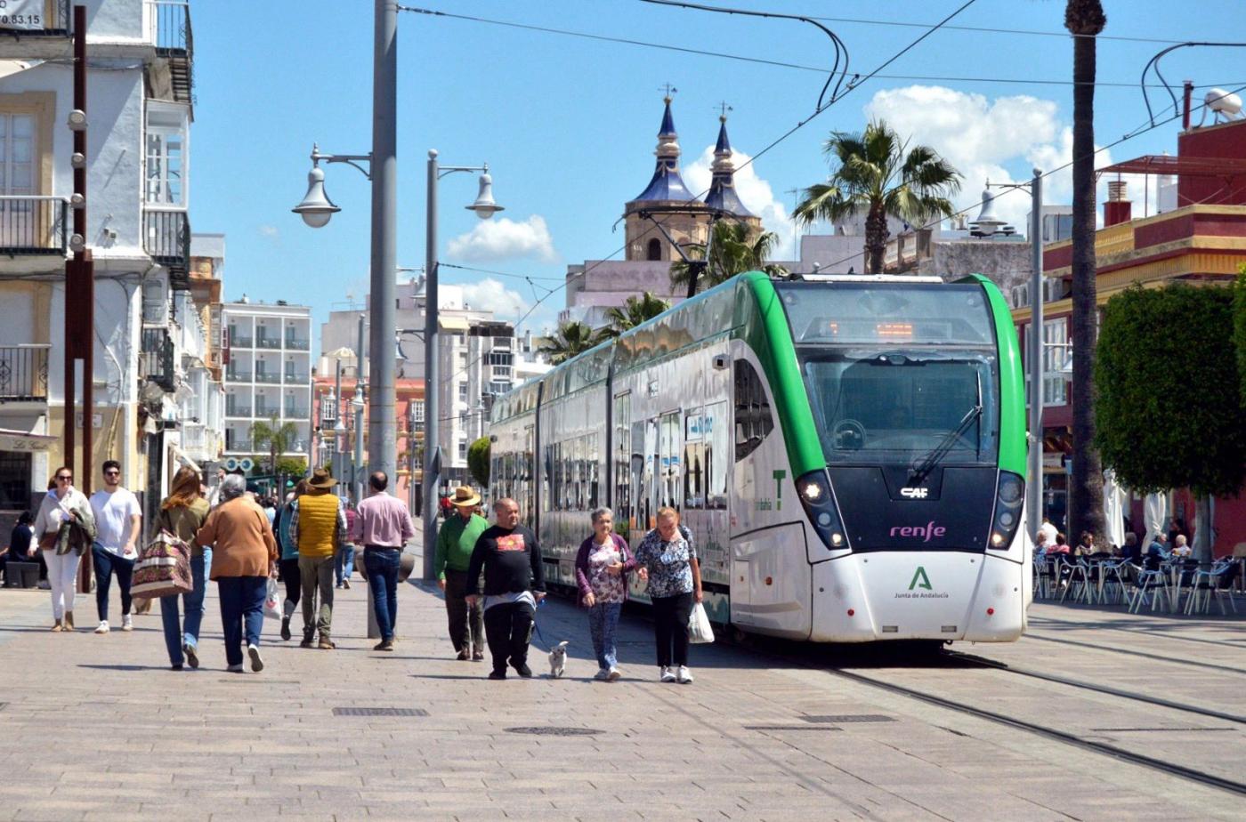 El Trambahía por la calle Real.  - Trambahía