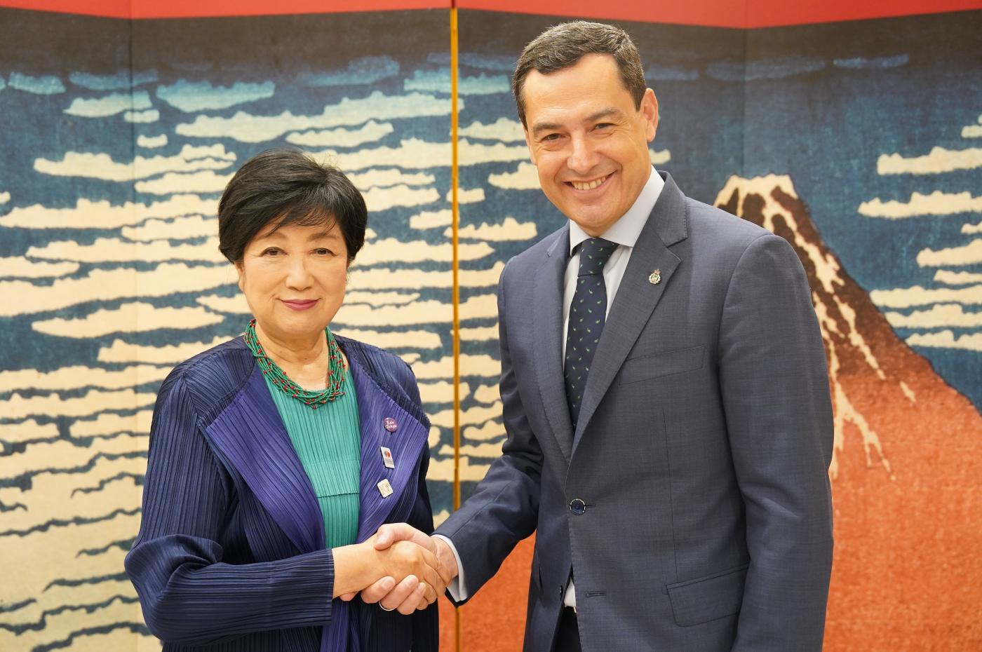 Moreno invita a la gobernadora de Tokio a visitar Andalucía