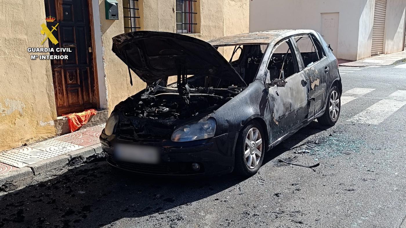 A prisión acusado de incendiar vehículos y amenazar a vecinos en Roquetas de Mar