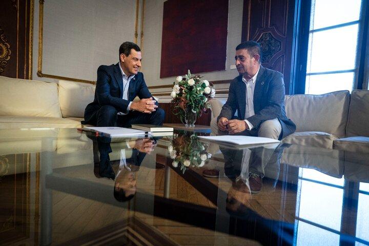 Juanma Moreno se reúne con Francisco Reyes. - 