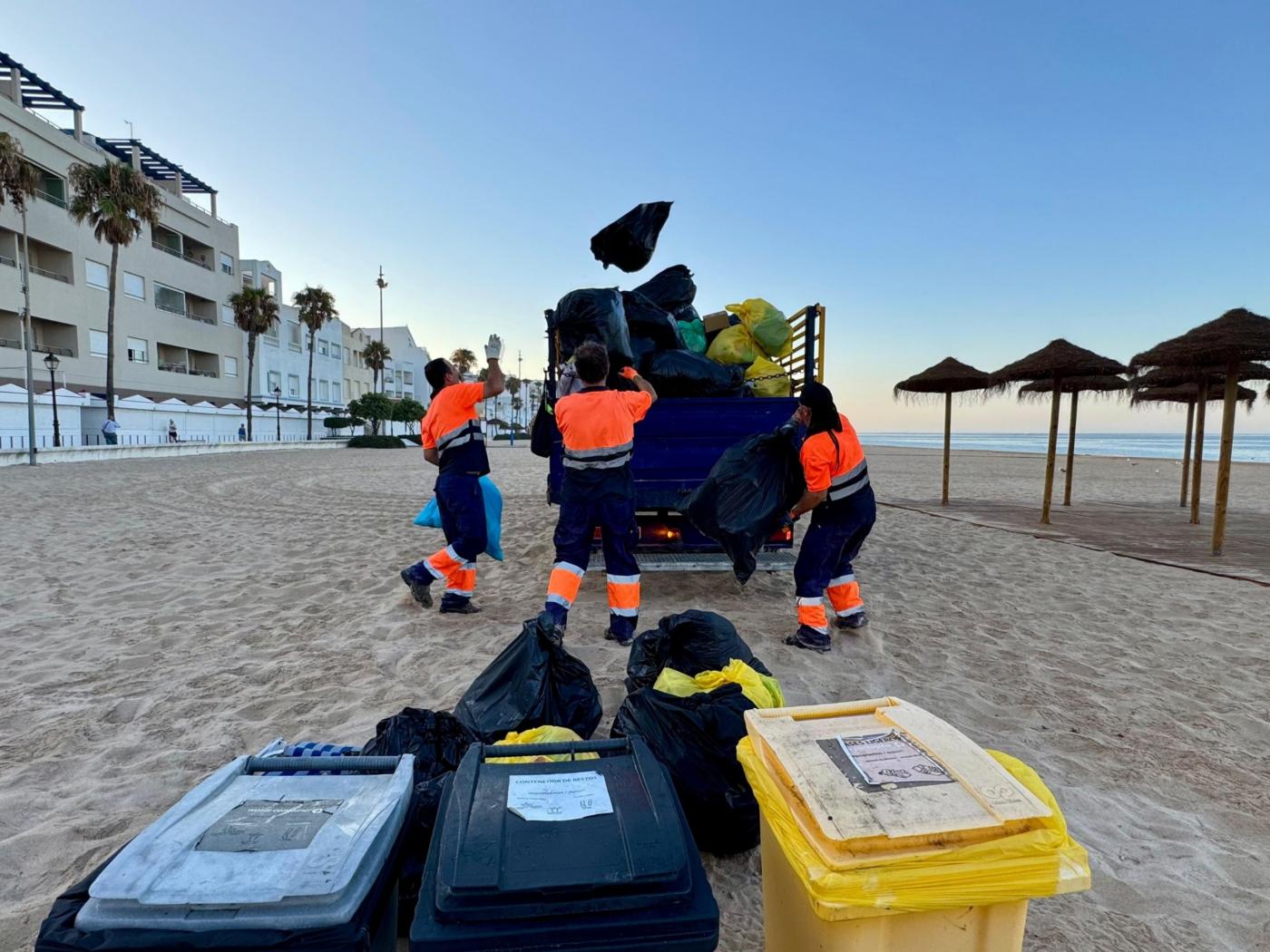 Ayuntamiento de Rota resalta la labor de los operarios por el mantenimiento de las playas