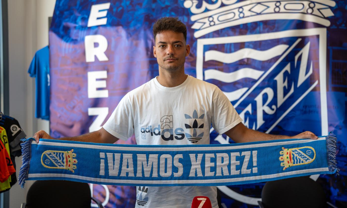 Ismael Gutiérrez posa con la bufanda del Xerez CD. - M. A. Junquera/Viva Jerez