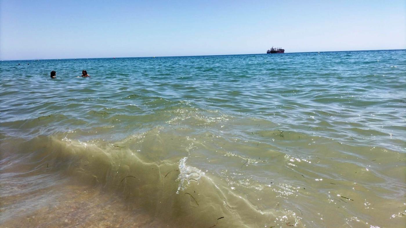 Aspecto del agua en una playa de Vera. - Europa Press.