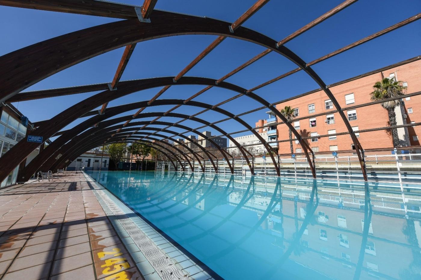 El Ayuntamiento retira la cubierta de madera de la piscina de Entreflores por seguridad 