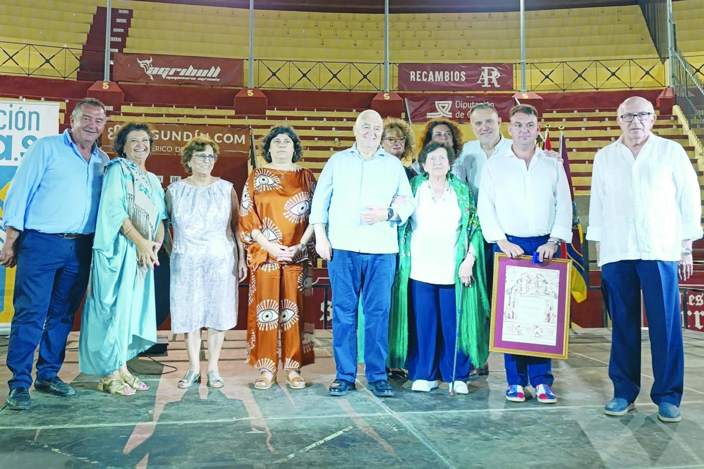 Los presentes posan tras celebrado en la Plaza de Toros de El Pino - AI