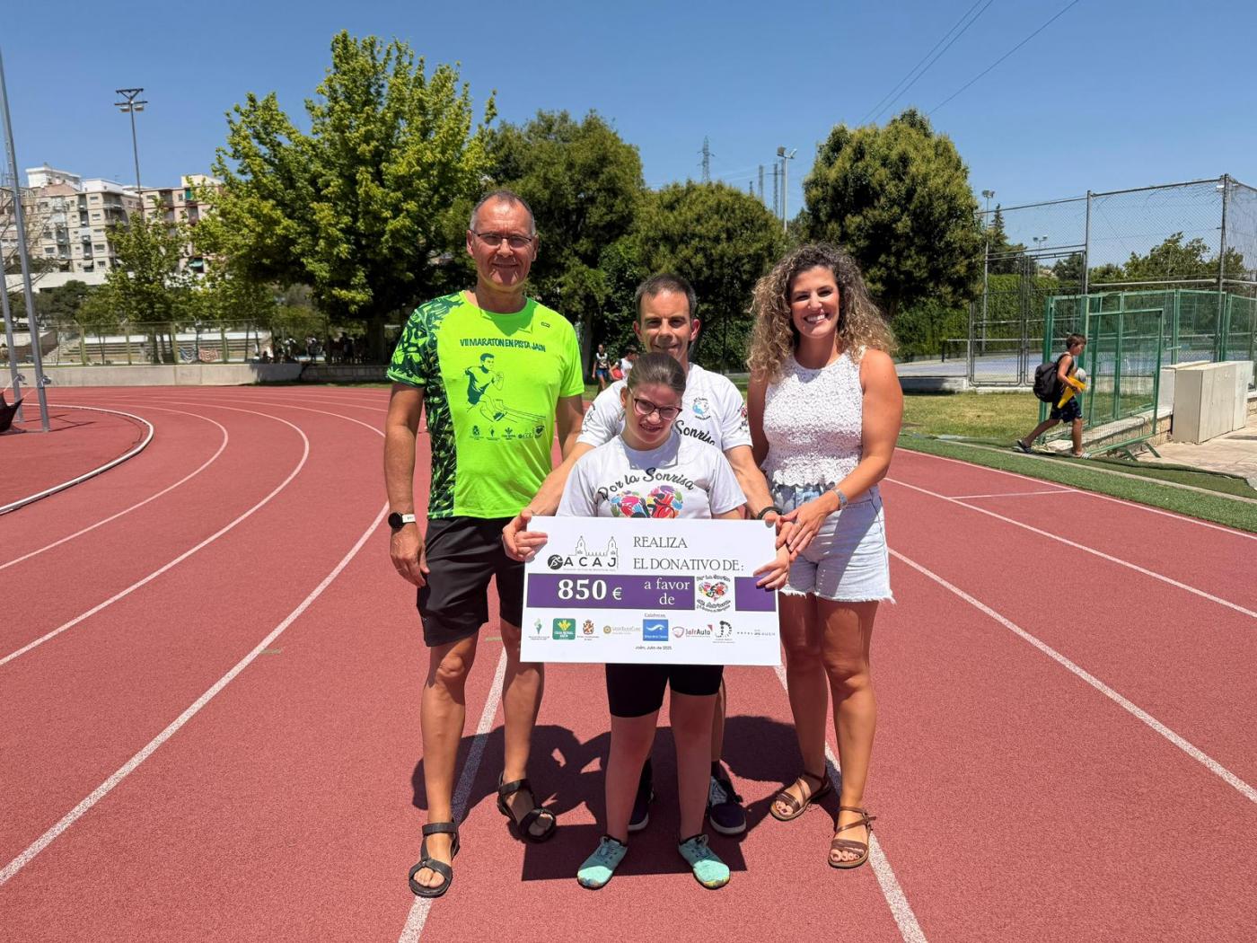 Entrega del cheque solidario.  - Ayuntamiento de Jaén