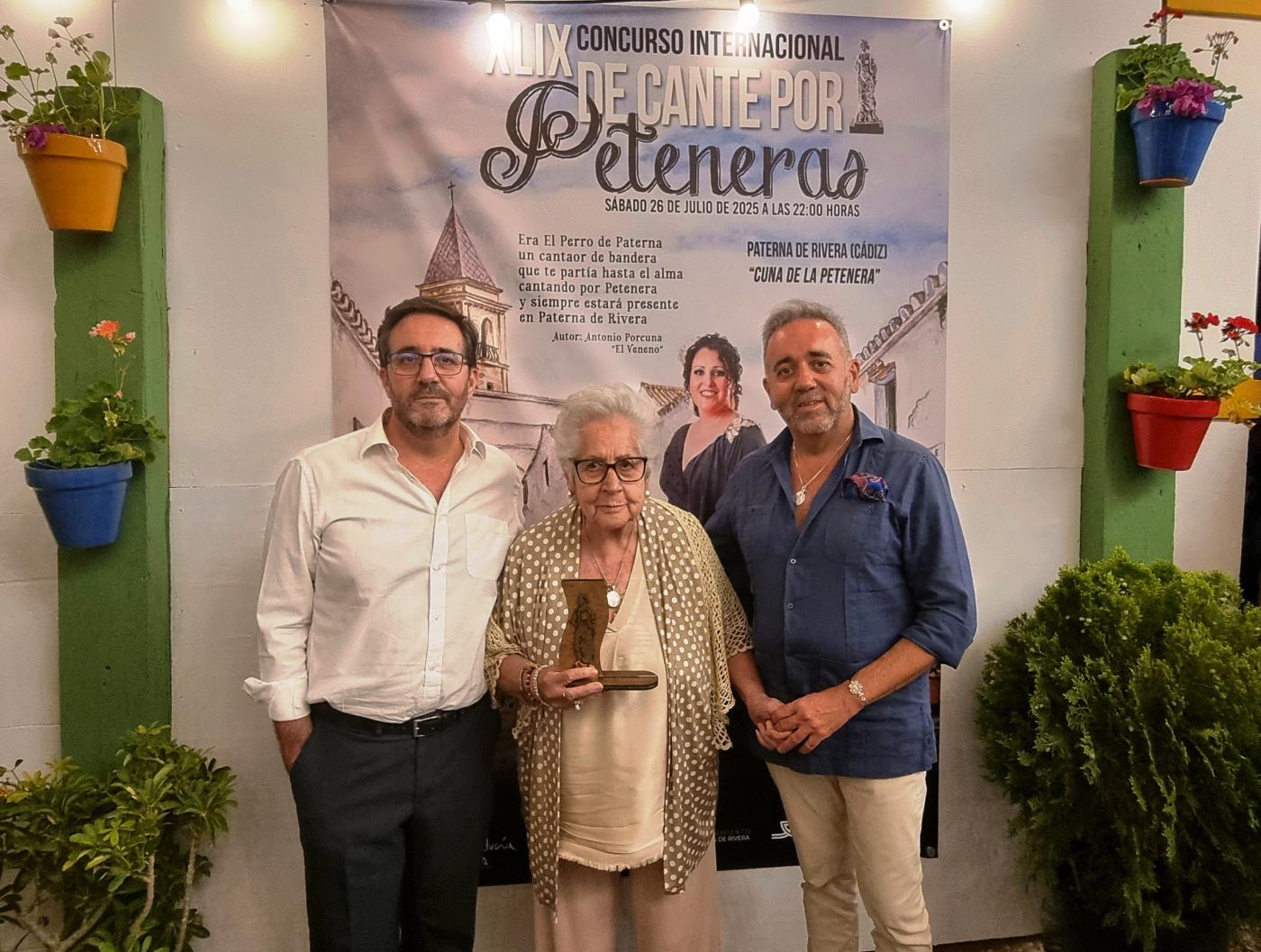 La viuda de Antonio Benítez tras recoger el reconocimiento - Viva