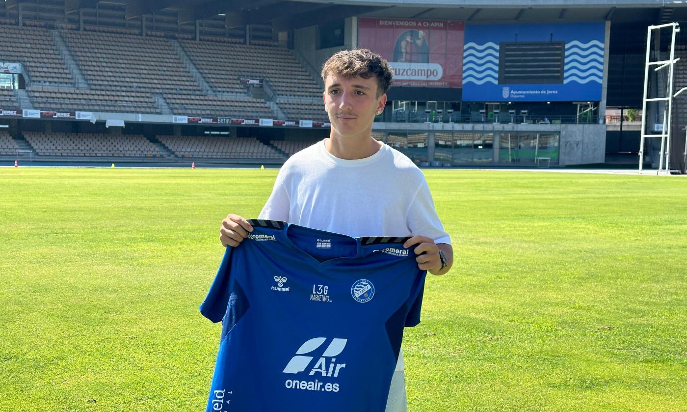 Diego Iglesias posa con la camiseta del Xerez DFC. - Viva Jerez