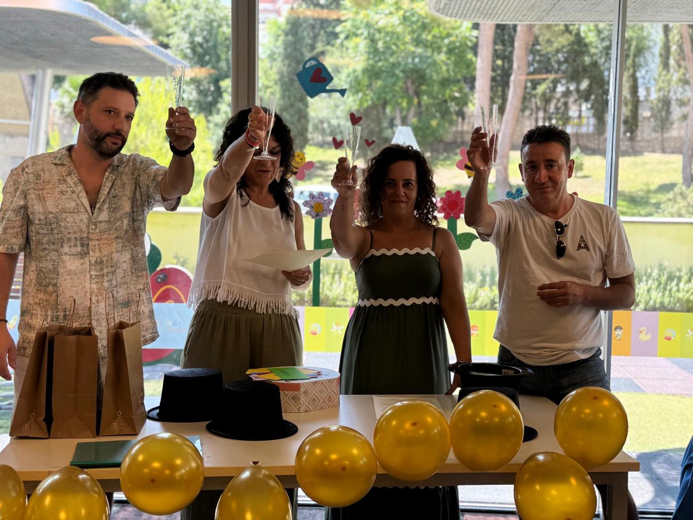 Dos niñas superan el cáncer y celebran la vida con el sonido de una campana