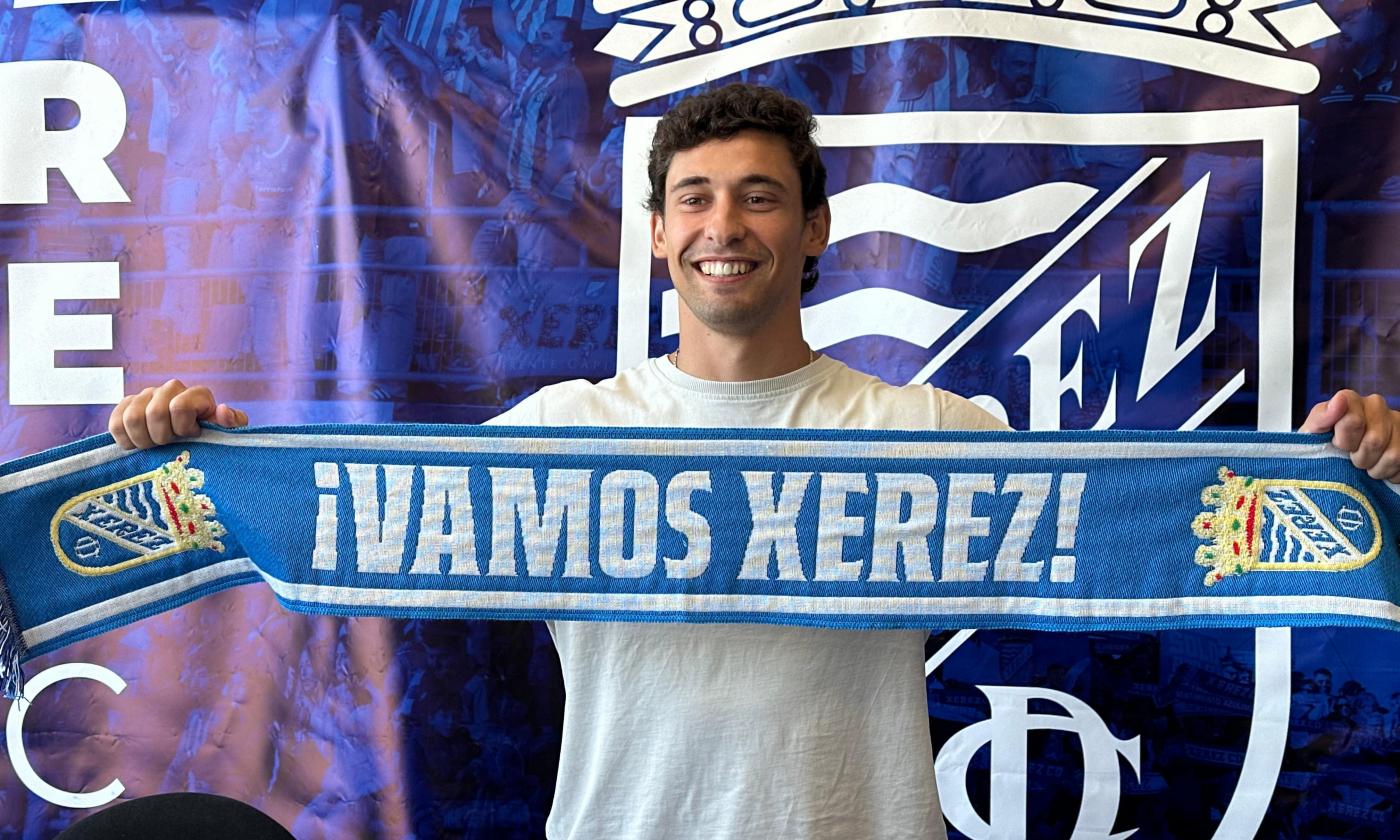 Jaime López, con la bufanda del Xerez CD. - Viva Jerez
