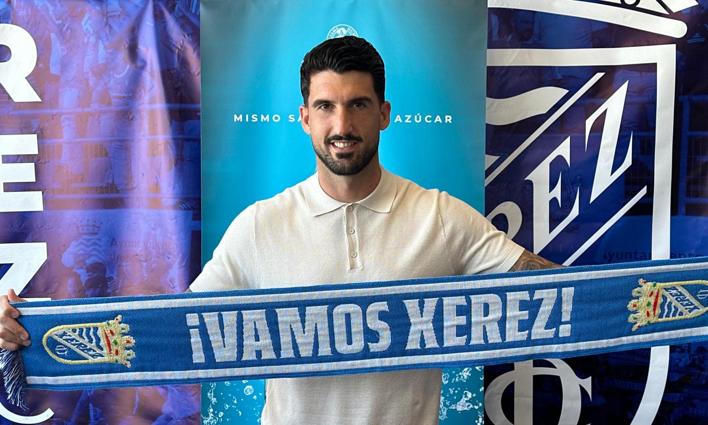 Ángel de la Calzada posa con la bufanda del Xerez CD. - Viva Jerez