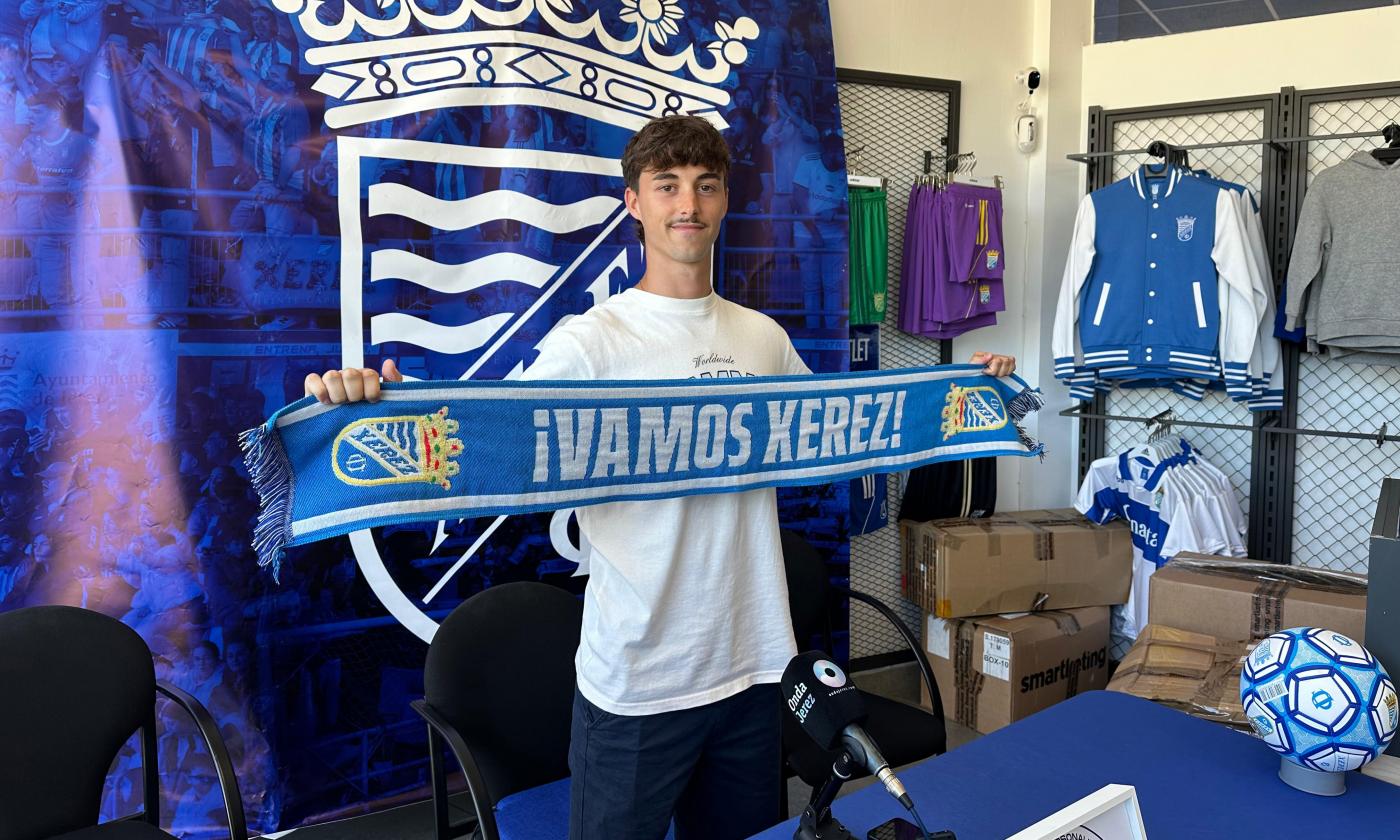 Leo Vázquez posa con la bufanda del Xerez CD. - Viva Jerez
