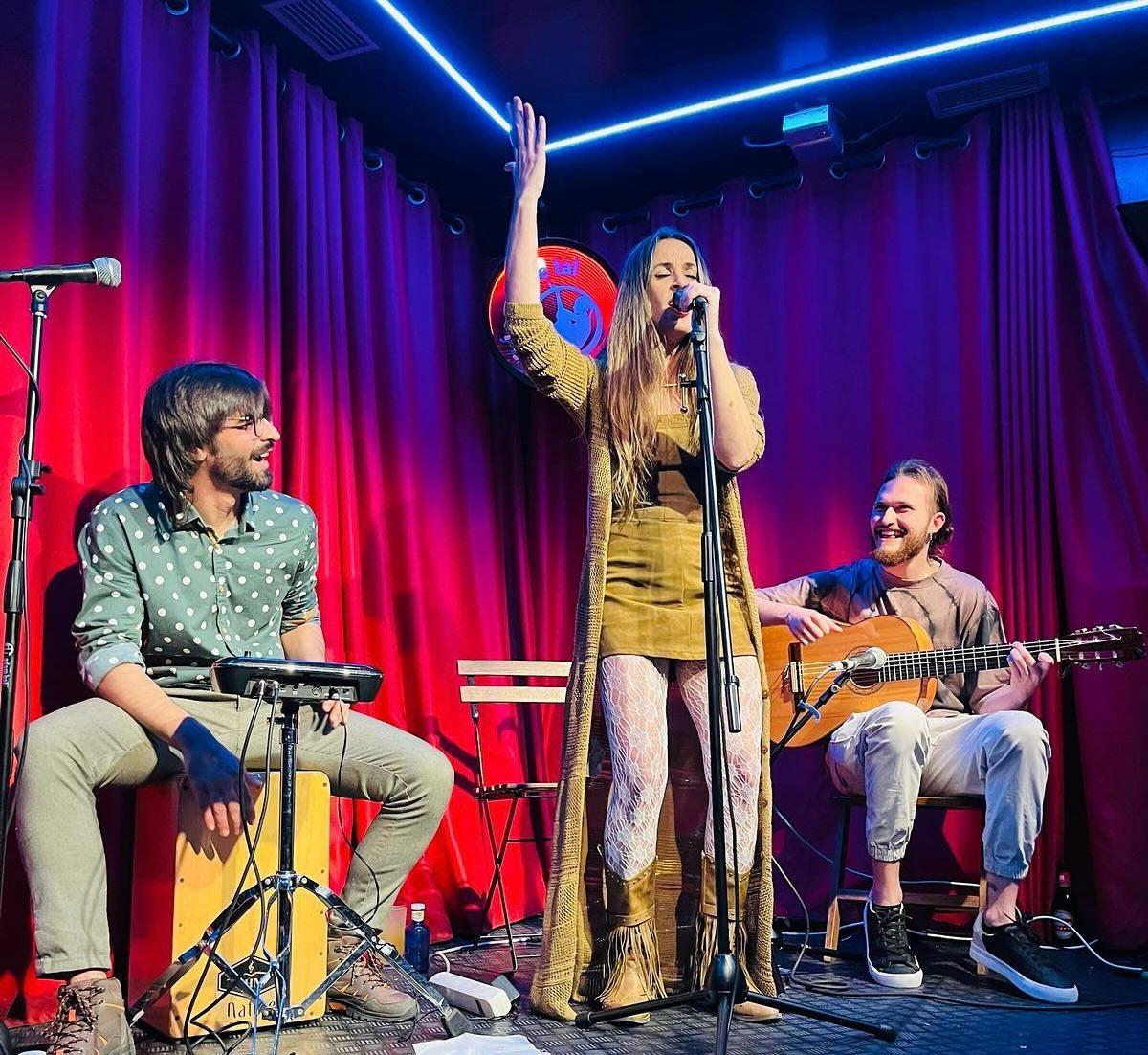 Dos noches, dos mares: travesía musical de María La Mónica y Adrián Trujillo con Amisuri