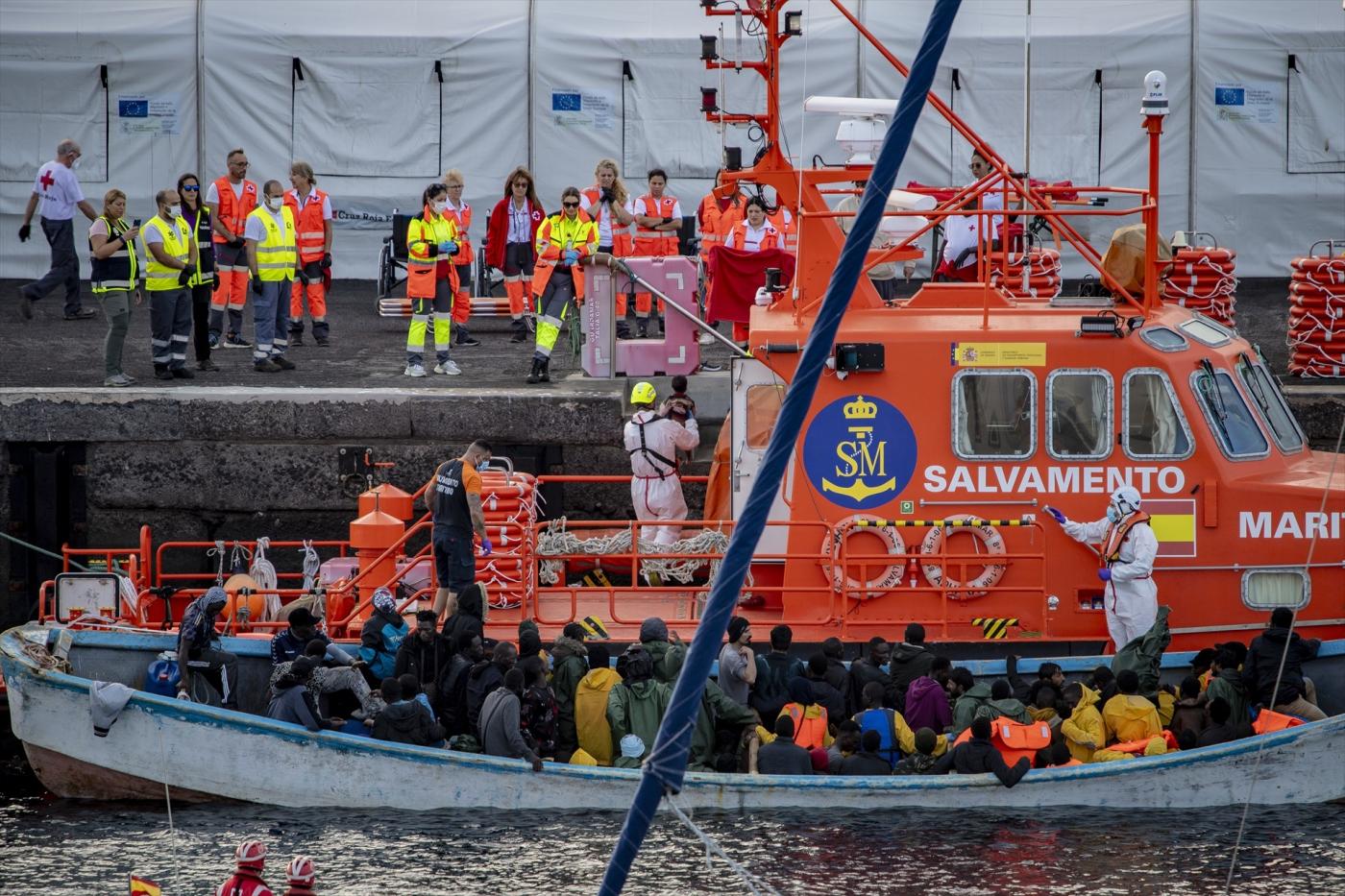 El Gobierno prevé iniciar en dos semanas el traslado a la Península de niños migrantes