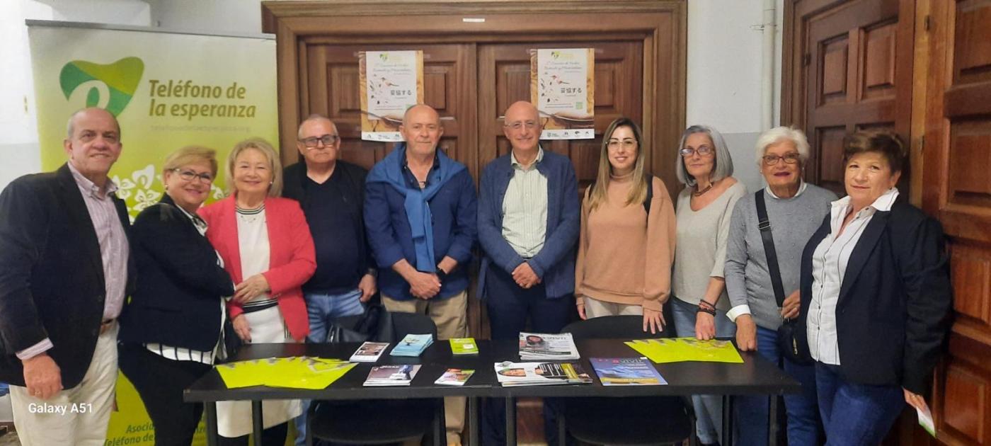 Sánchez, en el centro, con integrantes de la ONG. - Cedida