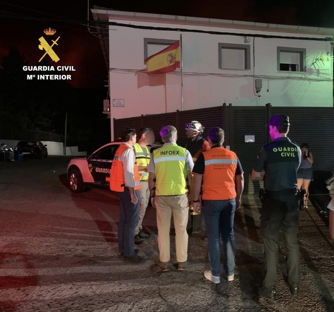 Ascienden a 200 los desalojados en diversas alquerías por el incendio en Cáceres