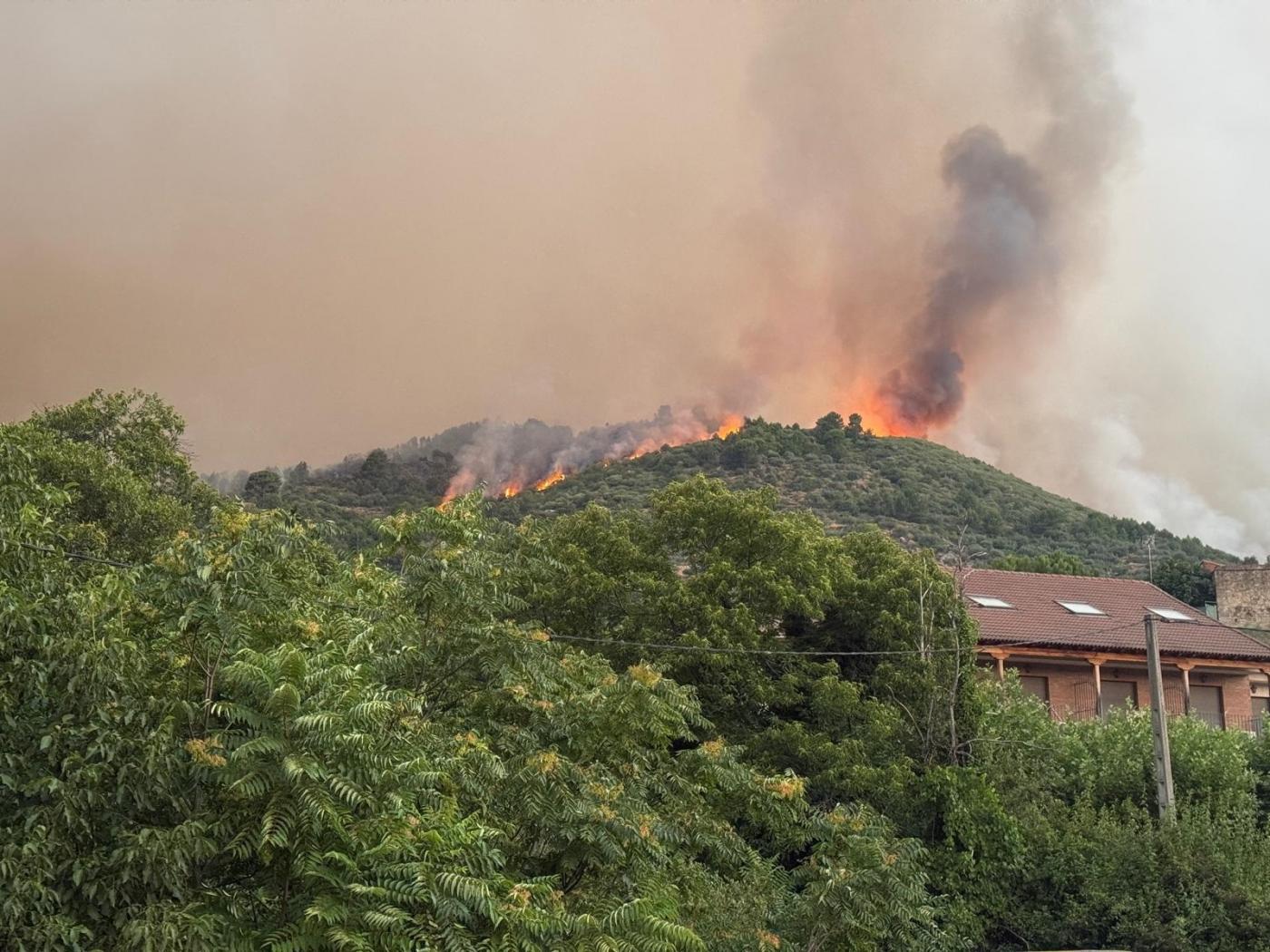 Confinada El Arenal ante el avance del incendio iniciado en Cuevas del Valle