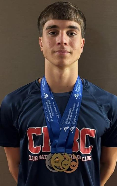 Joaquín Pavón, con las tres medallas logradas. - CN Bahía de Cádiz