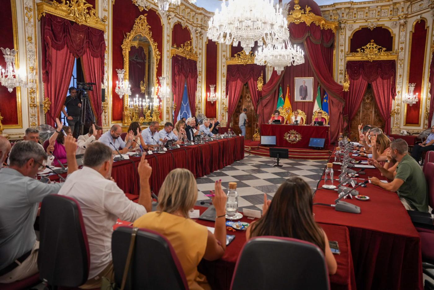 Monumental bronca en el Pleno de Diputación por el futuro de El Madrugador