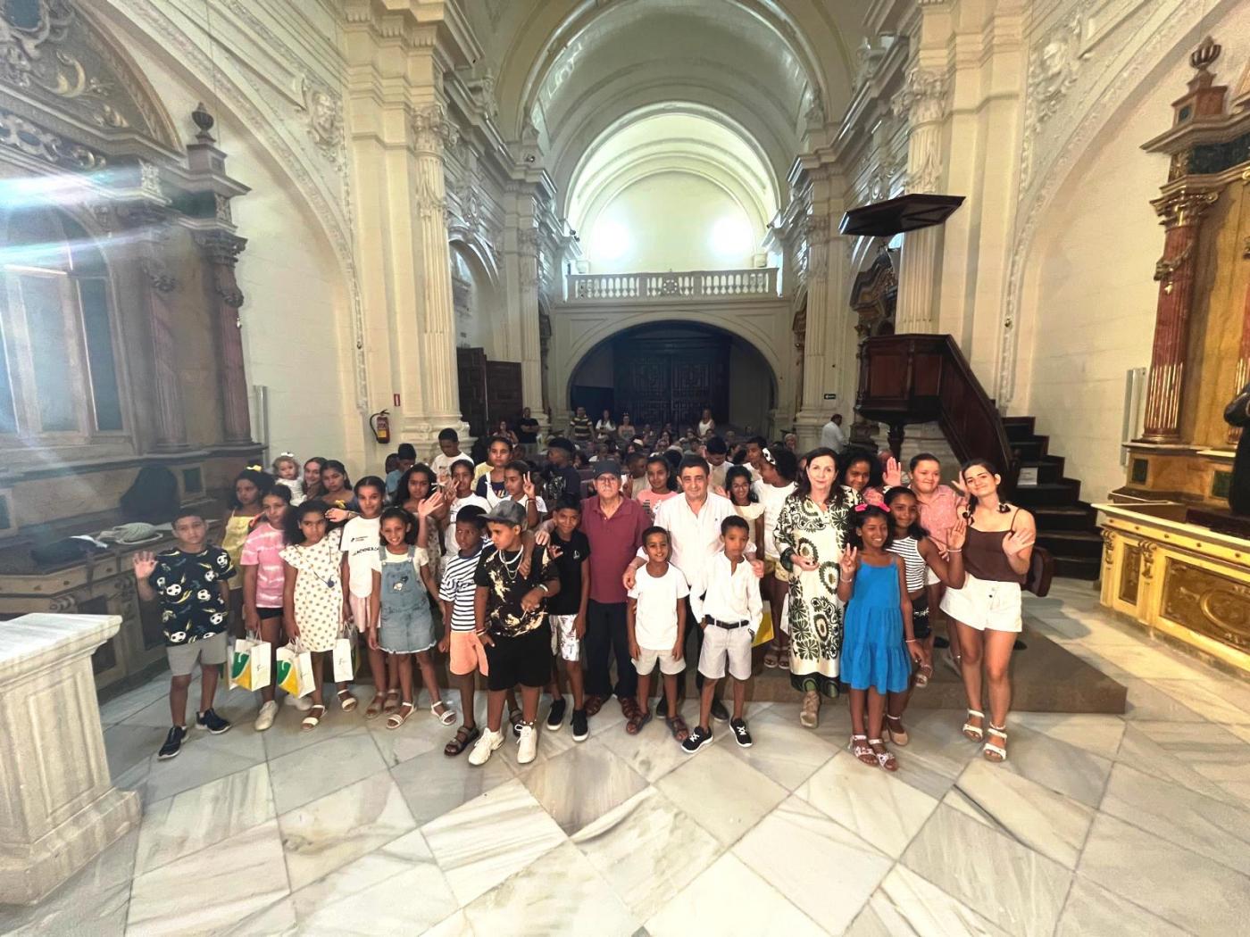 Recepción de los menores saharauis que participan en el programa Vacaciones en Paz