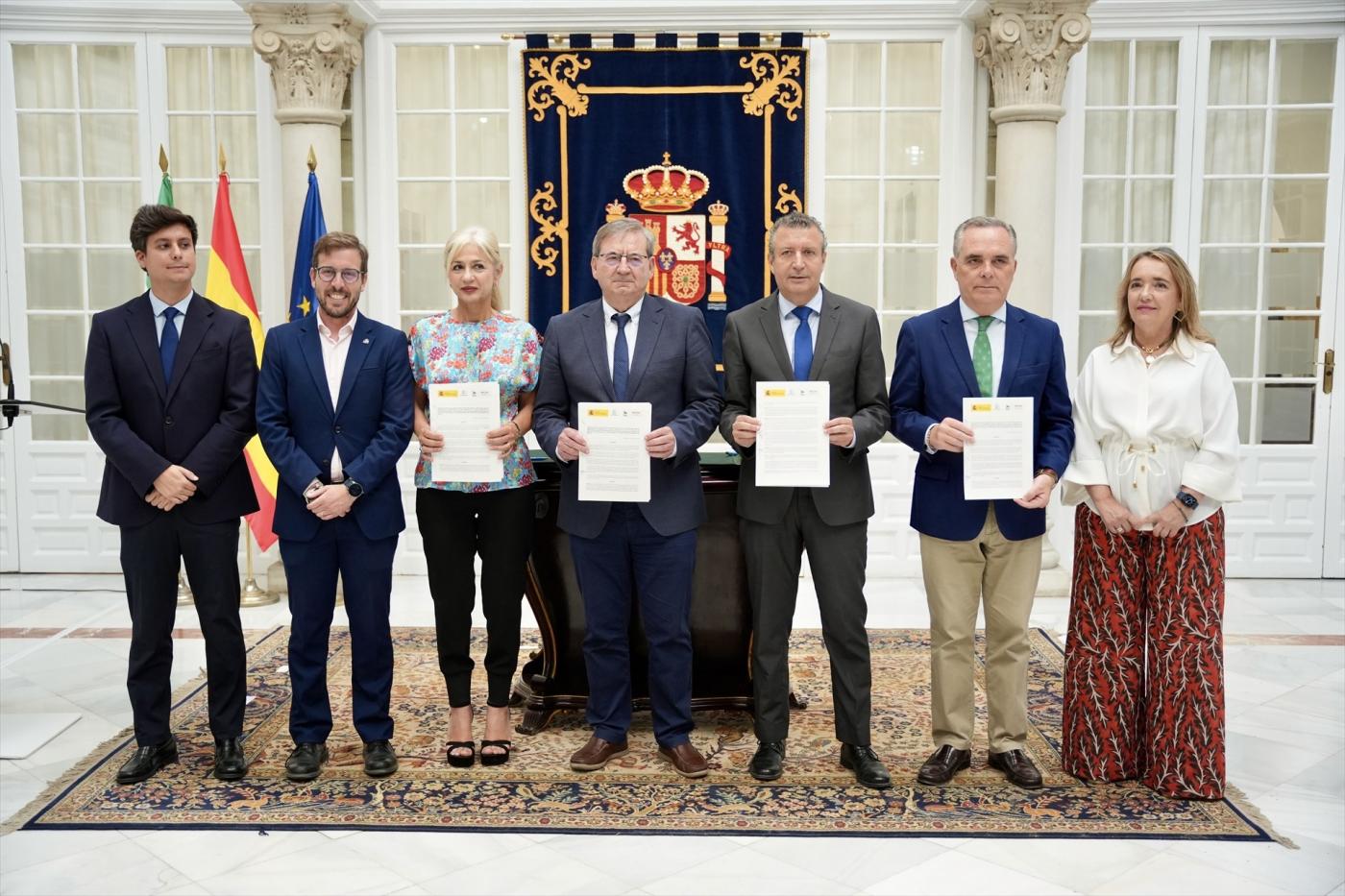 Foto de grupo tras la firma del protocolo general - MARÍA JOSÉ LÓPEZ / EUROPA PRESS
