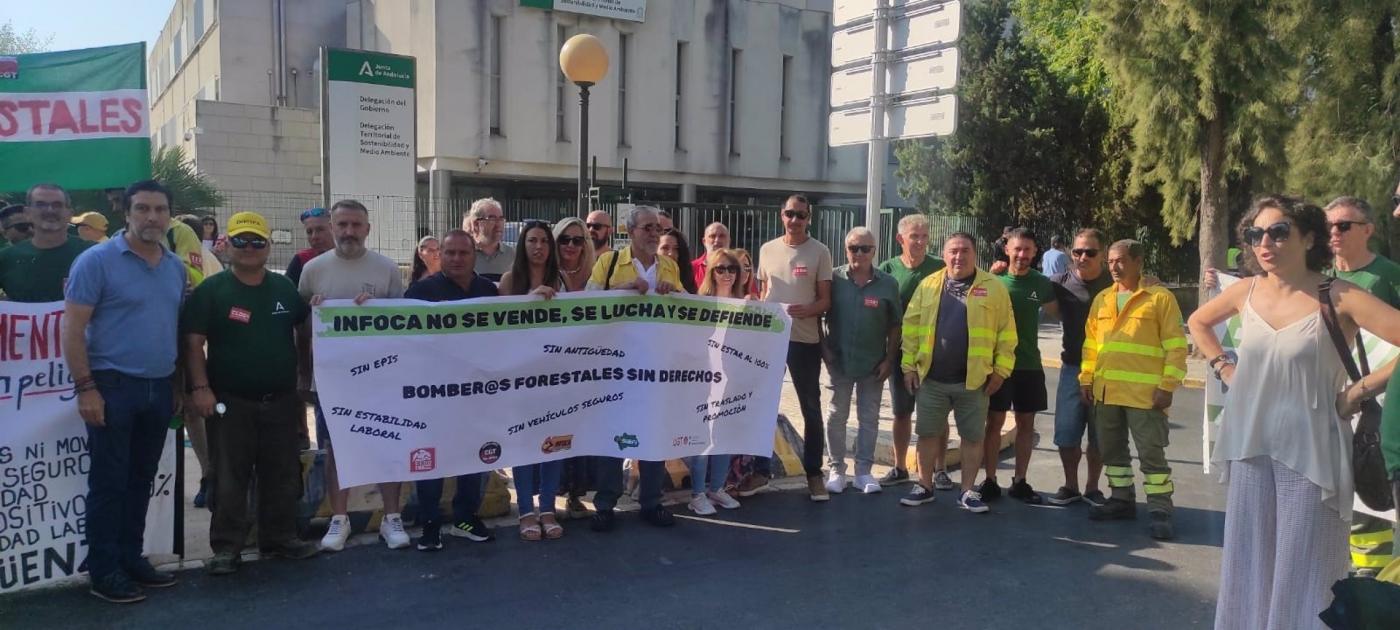 Trabajadores del Infoca se concentran en Huelva para reclamar 