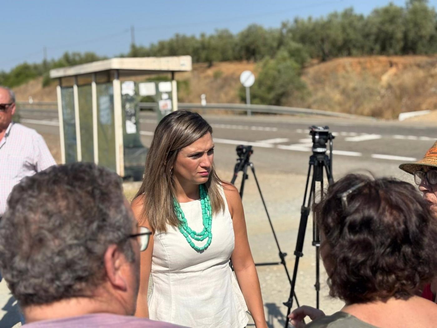 María Márquez, eb la carretera A-474 entre Hinojos y Almonte  - PSOE Huelva